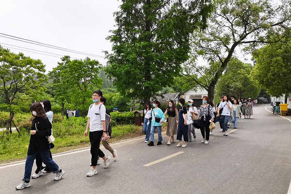 师生开展跟党走徒步行